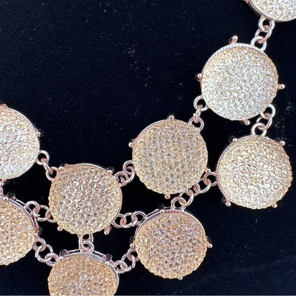 Gold tone unmarked statement necklace - Picture 15 of 15